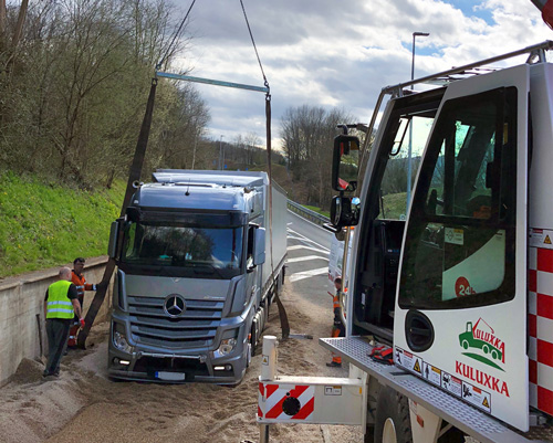 gruas para asistencia y retirada de vehículos pesados en carreteras de gipuzkoa