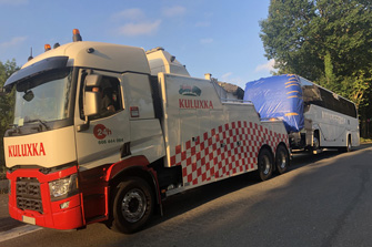Camión grúa trasladando un autobús en gipuzkoa
