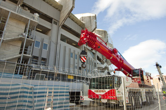 Grúas kuluxka: camión grúa en los trabajos del estadio de Anoeta en Donostia (Gipuzkoa)